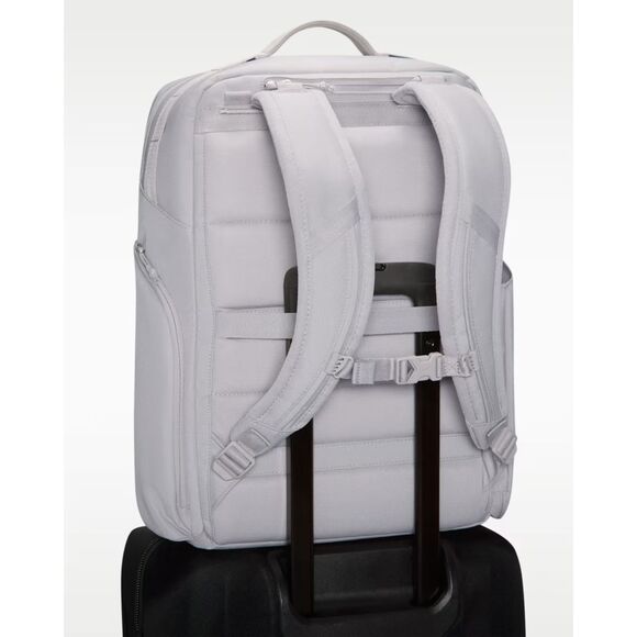 light grey nike elite backpack Pro Basketball Made from Sustainable MaterialsThis product is made with around 65% recycled polyester materialsProduct FeaturesDensely woven polyester material Nike Hoops Elite Backpack 'Iron